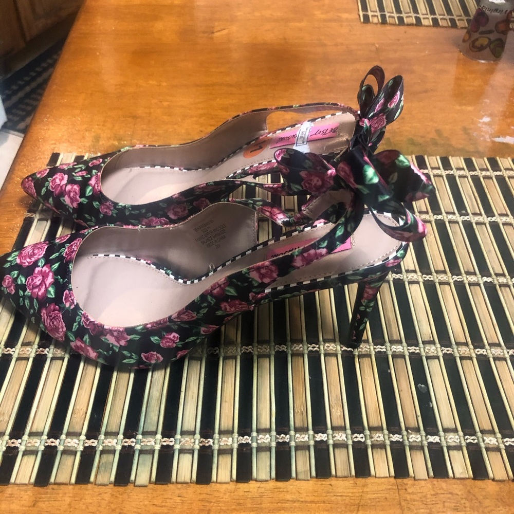 Sling heels